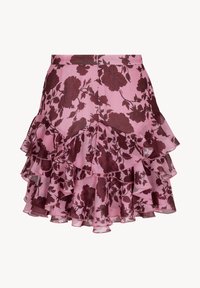 Roze bloemenrok met gelaagde ruches, een donkerrode bloemenprint en een lichtgewicht, doorschijnende stof. Gedetailleerde tailleband voor structuur.