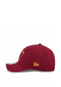 Kastanienbraune Baseballmütze mit gelben Akzenten und Logos, ausgestattet mit einer runden Krone und einem steifen, gebogenen Schirm, aus Baumwollstoff gefertigt.