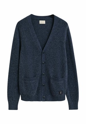 Donkerblauwe button-up cardigan met twee voorkruis pockets, ribgebreide manchetten en zoom, en een klein merklabel dicht bij de onderzoom.