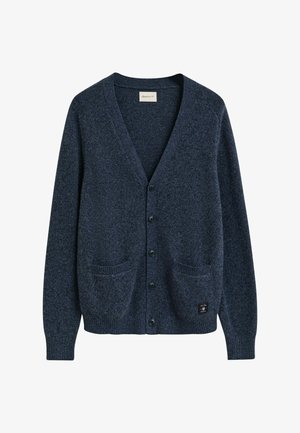 Donkerblauwe button-up cardigan met twee voorkruis pockets, ribgebreide manchetten en zoom, en een klein merklabel dicht bij de onderzoom.