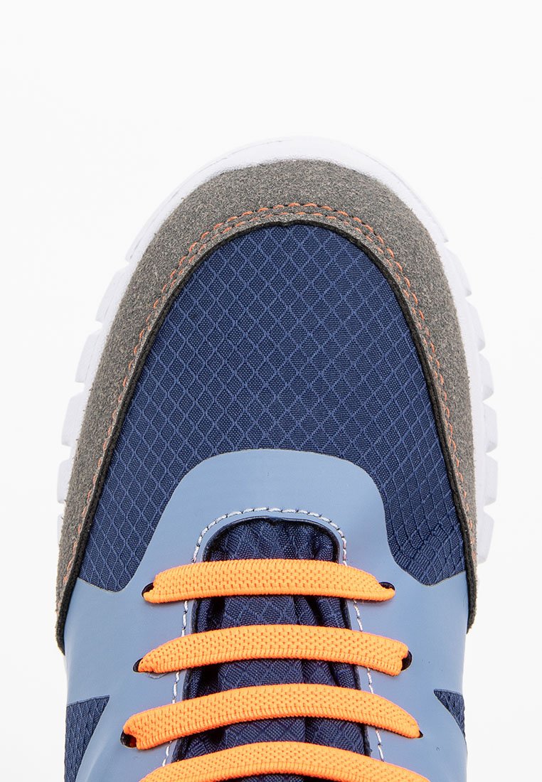 Marineblaue Sneaker mit grauem Filz-Zehenkappe, Obermaterial aus Mesh-Textil, orangefarbene Schnürsenkel und weißer Gummisohle; mit Diamantmuster-Detail.
