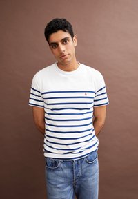 ARMEDANGELS AADROS STRIPES - T-Shirt print - white faded indigo