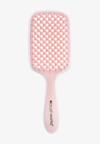 Rektangulär hårborste med ljusrosa plasthölje, ett gallerliknande mönster för borststråna och en vit gummerad kant för grepp.
