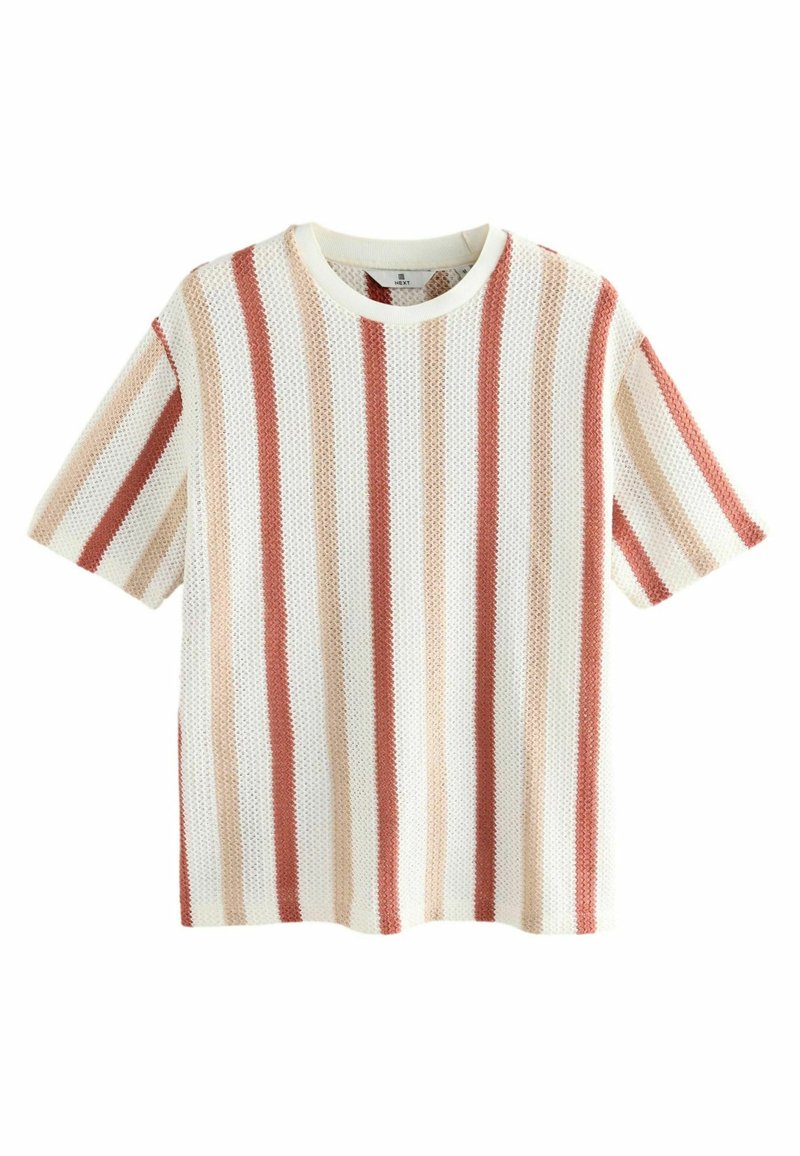 Stripet striktrøje med røde, beige og cremefarvede lodrette striber. Rund halsudskæring og korte ærmer med et struktureret mønster.