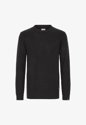 Tamno siva rebrasta pletena majica s okruglim izrezom i dugim rukavima. Ima teksturirani materijali i malu oznaku loga na donjoj strani.