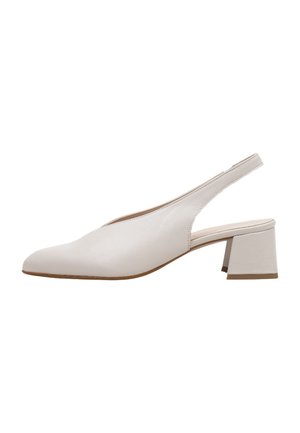 Zapato slingback de cuero blanco con tacón bajo de bloque y punta puntiaguda sobre fondo blanco.