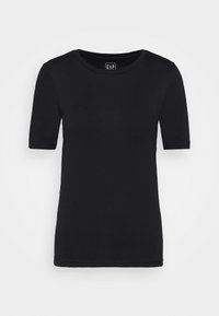 Camiseta negra de manga corta hecha de algodón. Presenta un cuello redondo y una textura suave. Etiqueta de la marca "GAP" visible en el interior del cuello.