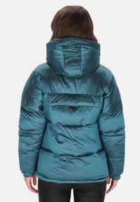 Miętowa pikowana kurtka puchowa z kapturem, posiadająca przeszywany wzór, przednie kieszenie i gładką, błyszczącą teksturę. Wykończona ukrytymi elementami metalowymi.