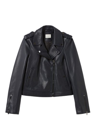 Veste de moto en cuir navy avec un col à revers, fermeture éclair à l'avant, poches plates et accents en métal argenté. Texture lisse et design ajusté.