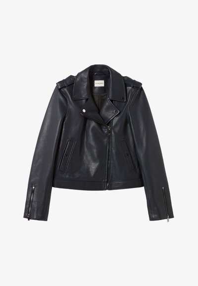 Veste de moto en cuir navy avec un col à revers, fermeture éclair à l'avant, poches plates et accents en métal argenté. Texture lisse et design ajusté.