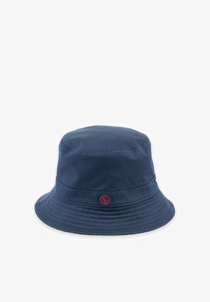 Sombrero tipo pescador azul marino con un pequeño logo circular rojo en la parte frontal, con un ala simple cosida y tela suave.