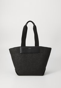 Borsa tote nera realizzata in tessuto testurizzato con un'apertura ampia. Presenta due manici in webbing neri e un'etichetta in pelle nera liscia.