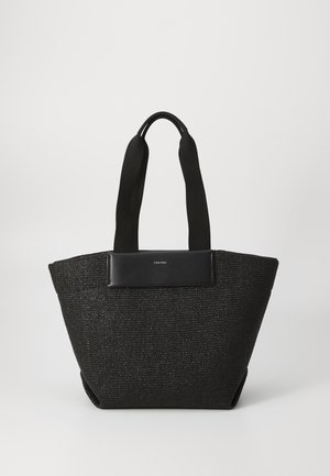 Borsa tote nera realizzata in tessuto testurizzato con un'apertura ampia. Presenta due manici in webbing neri e un'etichetta in pelle nera liscia.