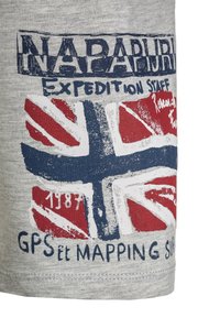 T-shirt in cotone grigio con un design del flag britannico in stile usurato nei colori rosso, bianco e blu, con il testo "NAPAPIJRI EXPEDITION STAFF" e "1987."