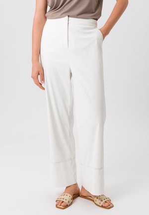 Witte wijde broek gemaakt van een gladde stof, met zijzakken en een nette zoom met subtiele stikdetails.