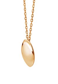 Naszyjnik w odcieniu złota z owalnym wisiorkiem o gładkiej, odbijającej światło powierzchni, zawieszonym na teksturowanym łańcuszku z wydłużonymi ogniwami.
