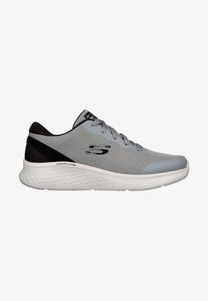 Zapato deportivo gris con parte superior de malla, cuello acolchado y una suela blanca texturizada. Con un toque de una franja negra y un logo en el lateral.