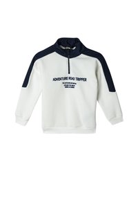 Sweatshirt blanc avec des accents bleu marine, col zippé mi-hauteur et texte brodé. Il présente des poignets et un ourlet côtelés, idéal pour les activités en extérieur.