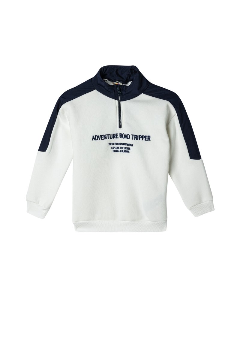 Sweatshirt blanc avec des accents bleu marine, col zippé mi-hauteur et texte brodé. Il présente des poignets et un ourlet côtelés, idéal pour les activités en extérieur.