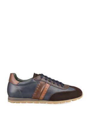 Men’s low-top sneaker in dark blue leather with brown suede toe and heel, brown leather stripes, and navy laces.