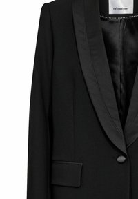 Schwarze Blazer aus strukturiertem Stoff, mit satinierter Reversklappe, einem einzigen Knopfverschluss und einer Vorderentasche, sowie einem glatten Innenfutter.