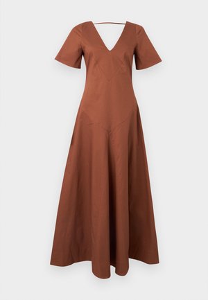 Robe midi marron avec décolleté en V, manches courtes, taille cintrée et jupe évasée sur fond blanc.