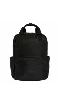 Zaino nero in tessuto resistente, con due manici superiori, una tasca frontale con zip e tasche laterali in mesh. Include un logo sul davanti.