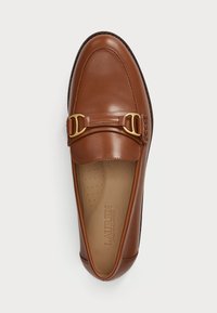 Καφέ δερμάτινος loafers με διπλή αγκράφα σε χρυσό τόνο, μαλακή υφή, στρογγυλή μορφή και περφορέν αμέριστον πάτο για αερισμό.