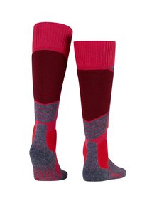 Calcetines hasta la rodilla en rojo y burdeos oscuro con rayas de acento grises. Están hechos de un material texturizado y elástico. Cuentan con talón y punta reforzados.