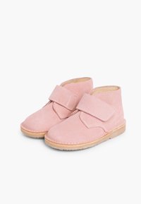 Botines de ante rosa con punta redonda y cierres de tira de Velcro. Suela de goma marrón con detalles de borde cosido. Forro interior suave.