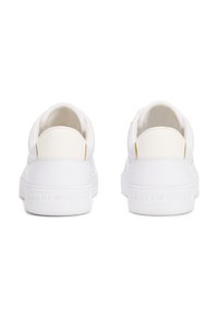 Weiße Sneaker mit einer strukturierten Lederoberfläche, glatten Überzügen und einer flexiblen Sohle. Mit subtiler Markenkennzeichnung an der Ferse und der Seite.