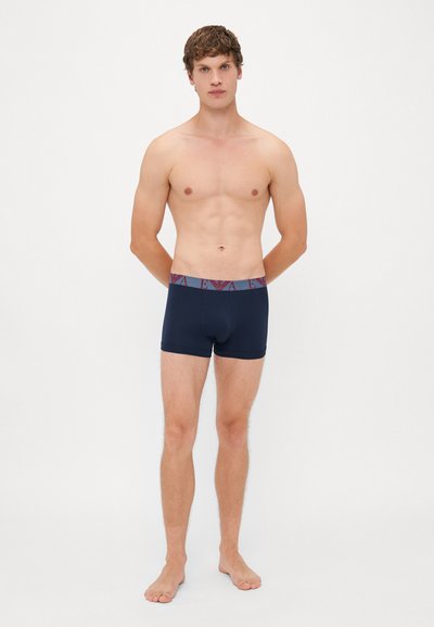 Marinefarbene Herren-Boxershorts mit eng anliegendem Schnitt, ausgestattet mit einem gemusterten, elastischen Bund in Burgunder und Grau. Weicher, glatter Stoff.