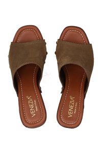 Bruine suède slide sandalen met open teen, voorzien van een gepolsterde leren inlegzool, decoratieve stiksels en kleine decoratieve hardwareaccenten.