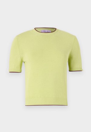 Gaiši zaļš īsām piedurknēm džemperis ar ribotu apaļu apkakli un kontrastējošu bordo apdari pie piedurknēm un apakšmalas. Rūpīgi teksturēta adīta auduma.