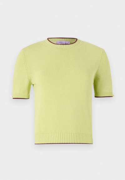 Pull court à manches courtes en vert clair avec un col rond côtelé et des bordures contrastantes en maroon aux manches et à l'ourlet. Tissu tricoté texturé.