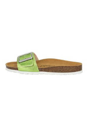 Grüne Rutsch-Sandale mit einem breiten Riemen, der eine silberne Schnalle trägt. Korksohle mit weißem Profil und weicher, strukturierter Innensohle.