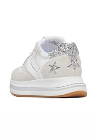 Sneaker bianca e beige chiaro con upper in suede, dettagli argentati glitterati, motivi a stella sui lati e suola imbottita e testurizzata.