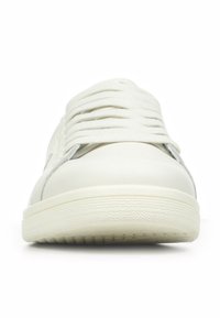 Sneaker bianco in pelle con punta rotonda, lacci piatti, suola in gomma testurizzata e discreta cucitura laterale. Superficie liscia con accenti minimi.