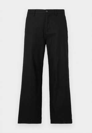 Pantaloni neri a gamba dritta realizzati in cotone, con chiusura a bottone e passanti per cintura. Tessuto liscio senza motivi o accenti visibili.