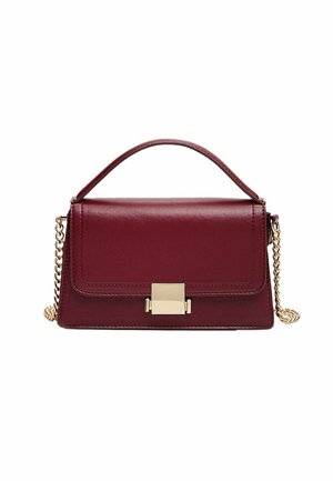 Borsa a mano in pelle bordeaux con un design strutturato, chiusura in metallo dorato e una tracolla a catena rimovibile. Texture liscia e forma rettangolare.