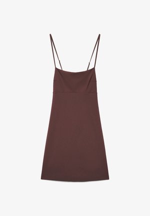 Vestito corto marrone senza maniche con sottili spalline regolabili a spaghetti e scollo diritto, mostrato disteso su uno sfondo bianco.