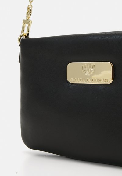 CHIARA FERRAGNI ESSENCE - Clutch - black