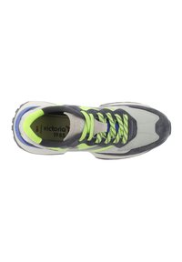 Zapatilla deportiva gris y verde con parte superior sintética, paneles de malla, cordones con diseño y suela de goma. Logo visible en la lengüeta.