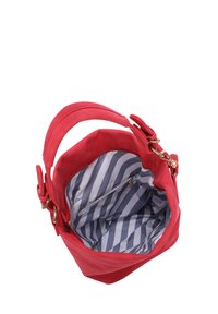 Sac à main rouge avec une poignée rembourrée, ouvert en haut montrant un doublure en tissu rayé gris et blanc et une poche zippée à l'intérieur avec quincaillerie dorée.