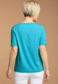 GOLDNER MIT CHARMANTEM AUSSCHNITT UND SCHMUCKSTEINCHEN - T-Shirt print - turquoise
