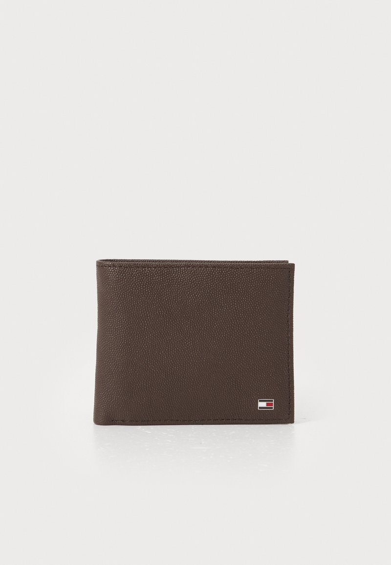 Portefeuille en cuir marron texturé au design minimaliste, avec un petit logo en accent. Taille compacte et finition lisse.