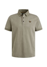 Kain polo lengan pendek berwarna hijau zaitun muda, dengan tekstur berpola, placket tiga kancing, dan emblem kecil hitam dan emas di dada.