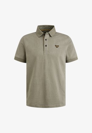 Kurzarm-Polo in hellem Olivgrün, mit strukturiertem Muster, Drei-Knopf-Leiste und einem kleinen schwarzen und goldenen Emblem auf der Brust.