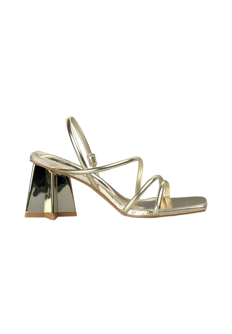 Goldfarbene metallic Sandale mit Riemchen und quadratischer Zehenpartie, ausgestattet mit einem geometrischen, spiegelnden Absatz. Die Riemen sind schlank und minimalistisch und unterstreichen das moderne Design.
