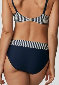 Marinblå bikin i en randig underdel. Justerbara remmar och spänne. Höga byxor med en mjuk textur.